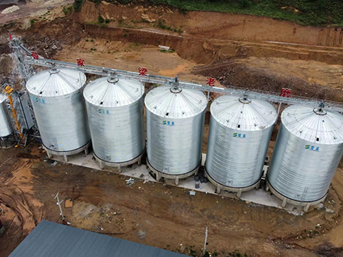 山西雜糧加工廠5臺平底鋼板倉安裝完畢